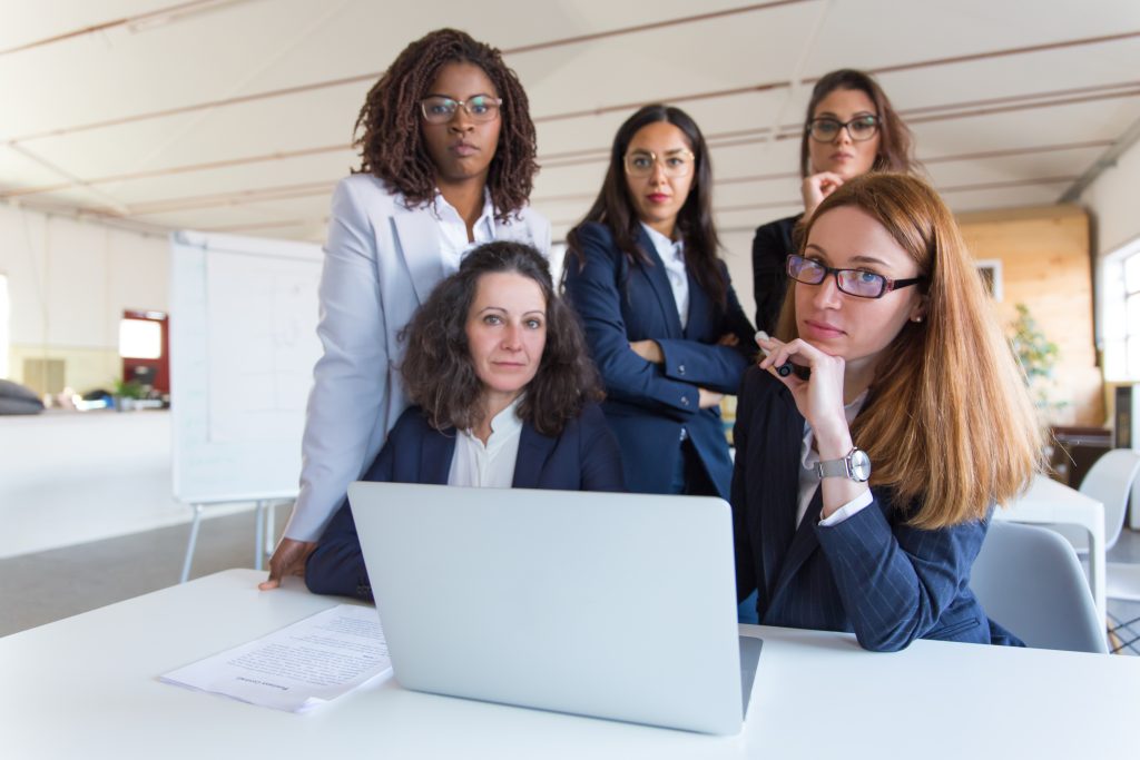 femmes affaires portable utilisation regarder appareil photo x
